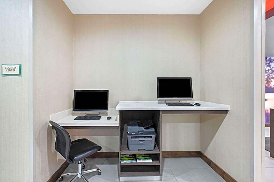 La Quinta Inn & Suites by Wyndham Lake Charles-Westlake