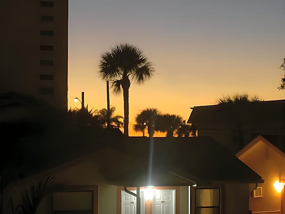 Carlton House Motel and Suites