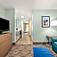 La Quinta Inn & Suites by Wyndham Newport