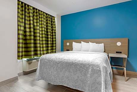 Premium Queen Room - Disability Access/Roll-In Shower Smoke Free