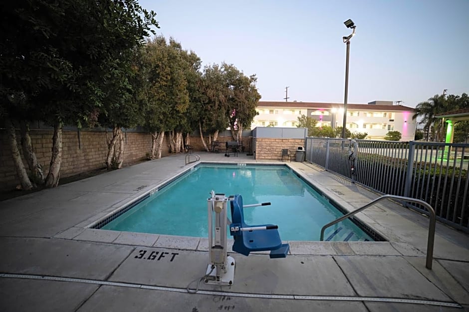 Mid City Inn & Suites Pico Rivera
