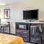 La Casa Inn & Suites-Middleboro