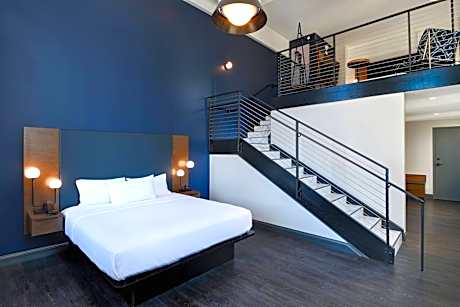 Bi-level suite with 2 King, City view