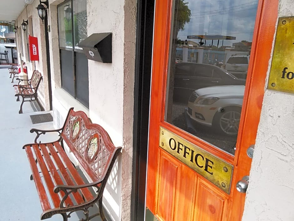 Merida Inn & Suites