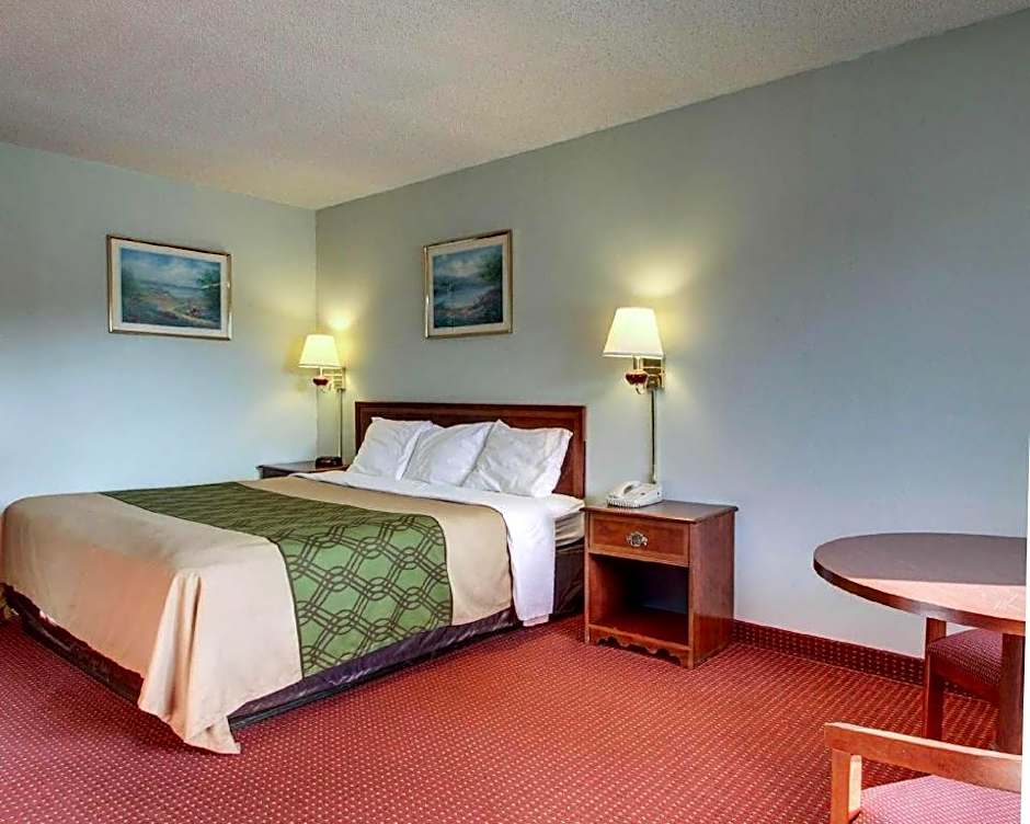 Econo Lodge Inn & Suites Forest