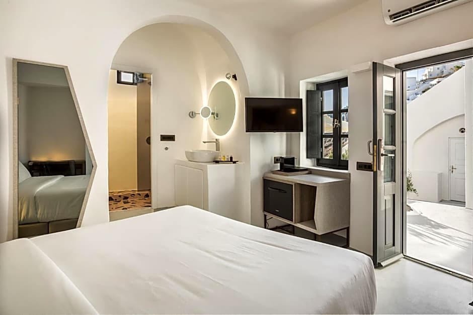 Sun Rocks Boutique Hotel - Caldera View Suites & Sunset Dining Experience