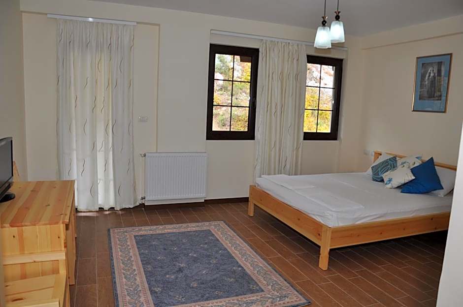 Photo 1 of 6 of Triple Room