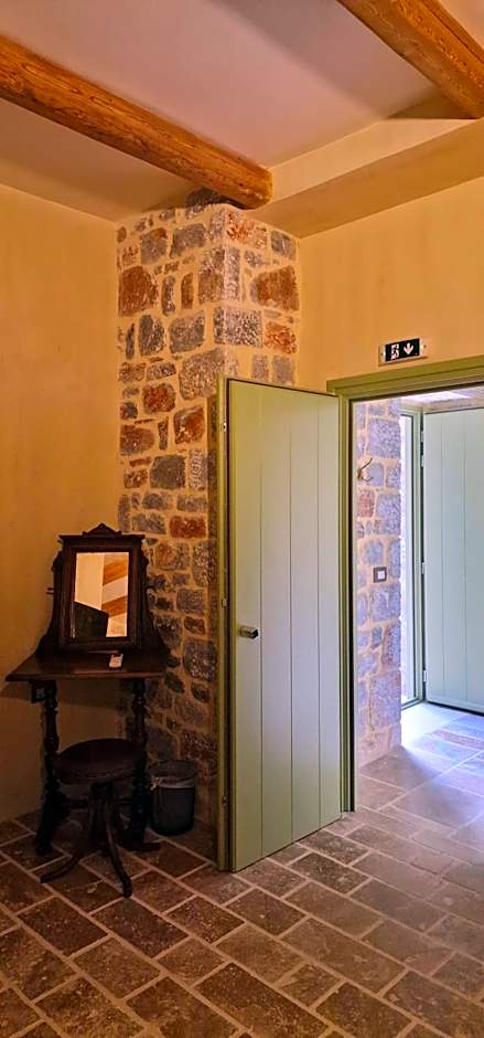 Arapis Rooms & Suites