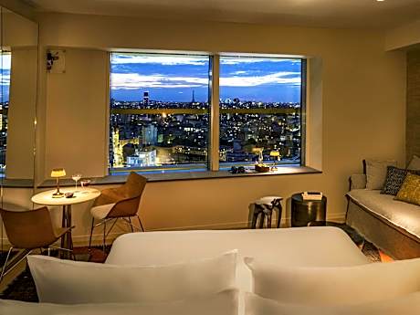 Junior King Suite with Panoramic City and Eiffel Tower View