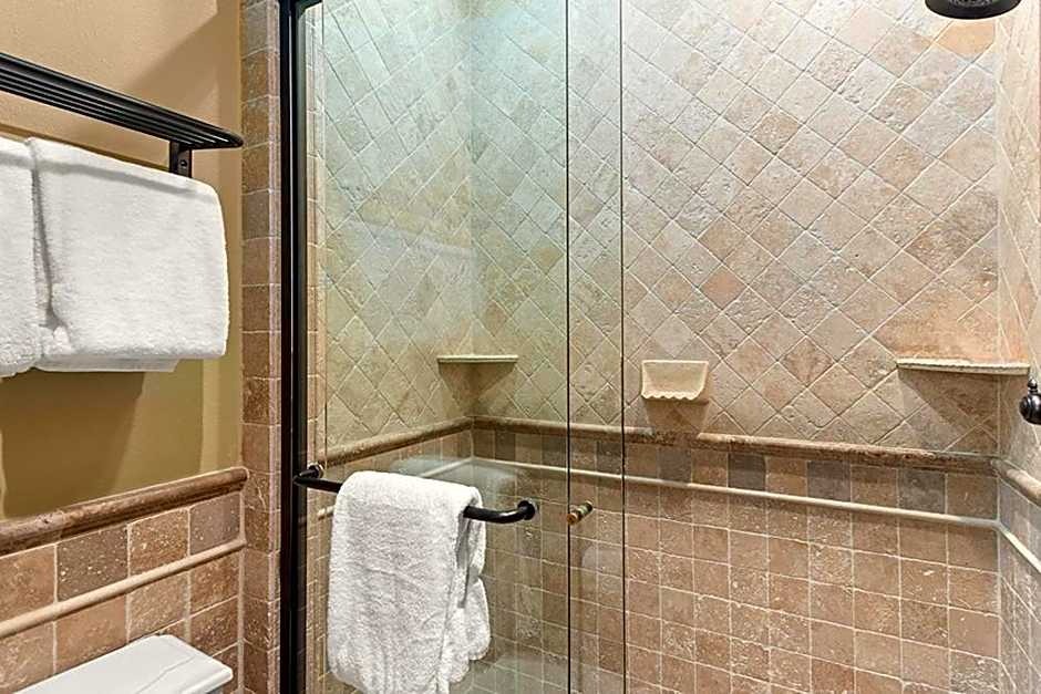 Independence Square 308, Top Floor Hotel Room with Ideal Downtown Location