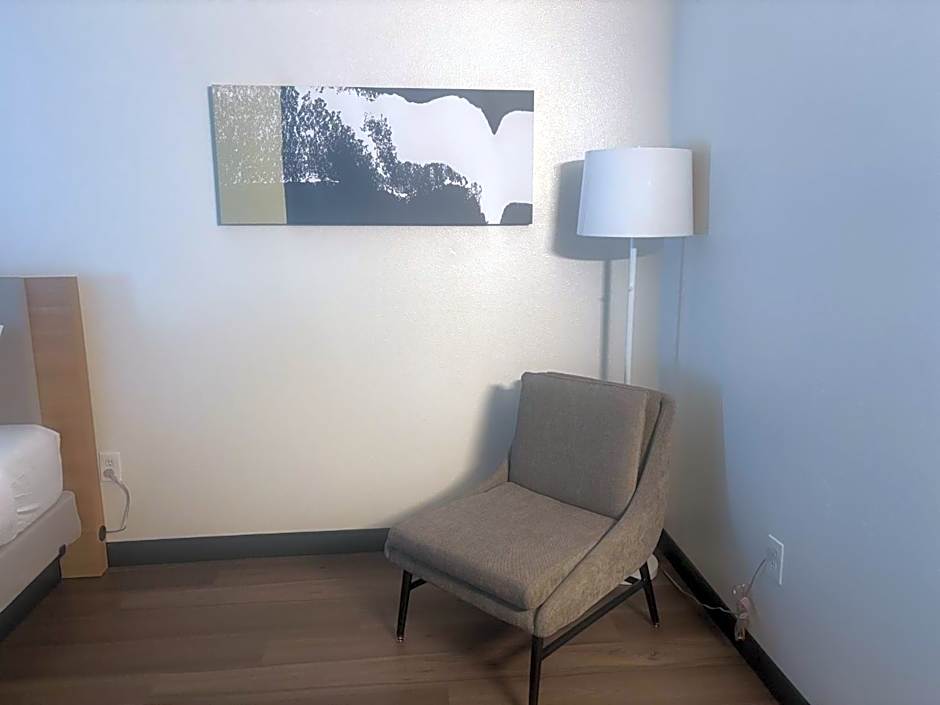 Spark by Hilton Lakewood Denver Southwest