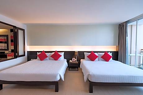 Grand Deluxe Family Room