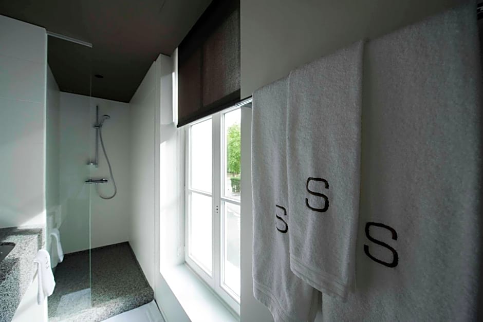 Square Hotel