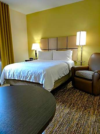 1 Queen 1 Bedroom Suite Mobil Access Tub