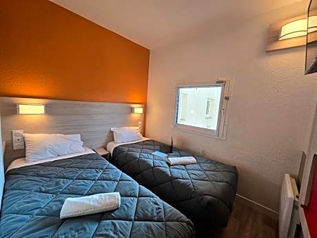 2 Single Beds