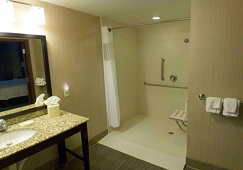 Hampton Inn By Hilton & Suites Bismarck Northwest