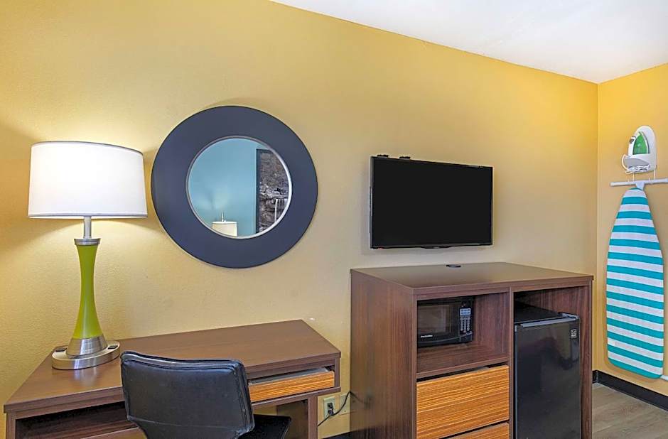 Super 8 by Wyndham Eddyville/Kuttawa