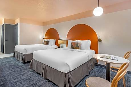 Quadruple Room with Two Queen Beds - Non Smoking