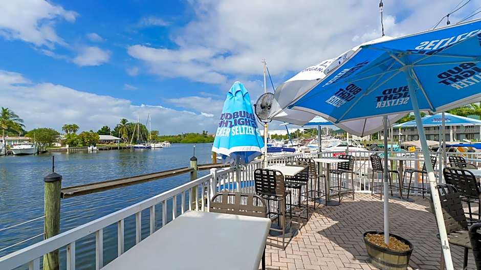 Waterfront Room, Heated Pool, Tiki Bar & Grill