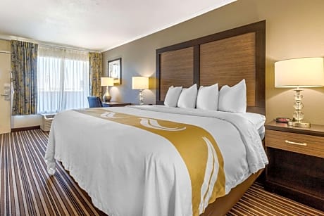 1 King Bed, Nonsmoking