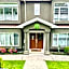 3BR Modern Home - Near SkyTrain - Free Parking & Pet Friendly