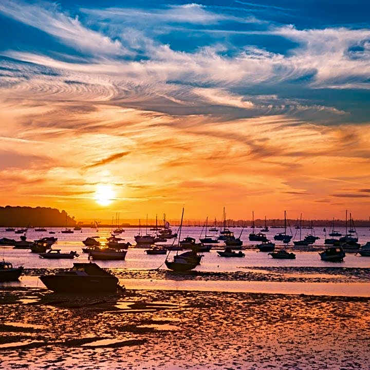 ROOMS AT THE QUAYSIDE - stylish en-suite rooms on Poole Quay all fully refurbed