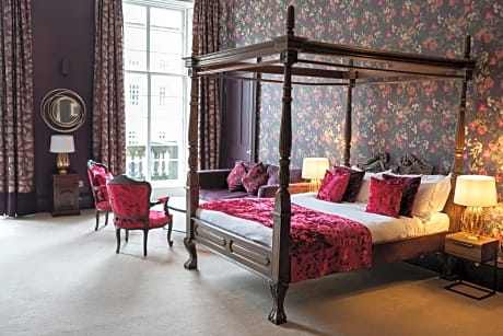 Suite With Four Poster Bed