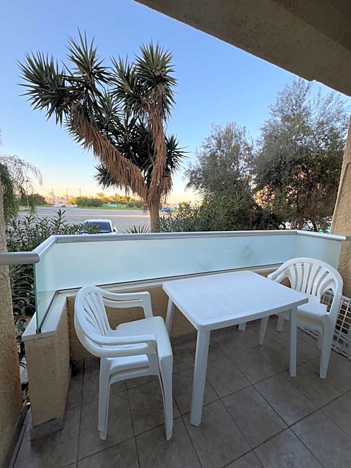 Makenzie 2 rooms first line beach