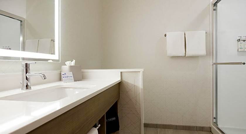 Holiday Inn Express & Suites Joplin Southeast