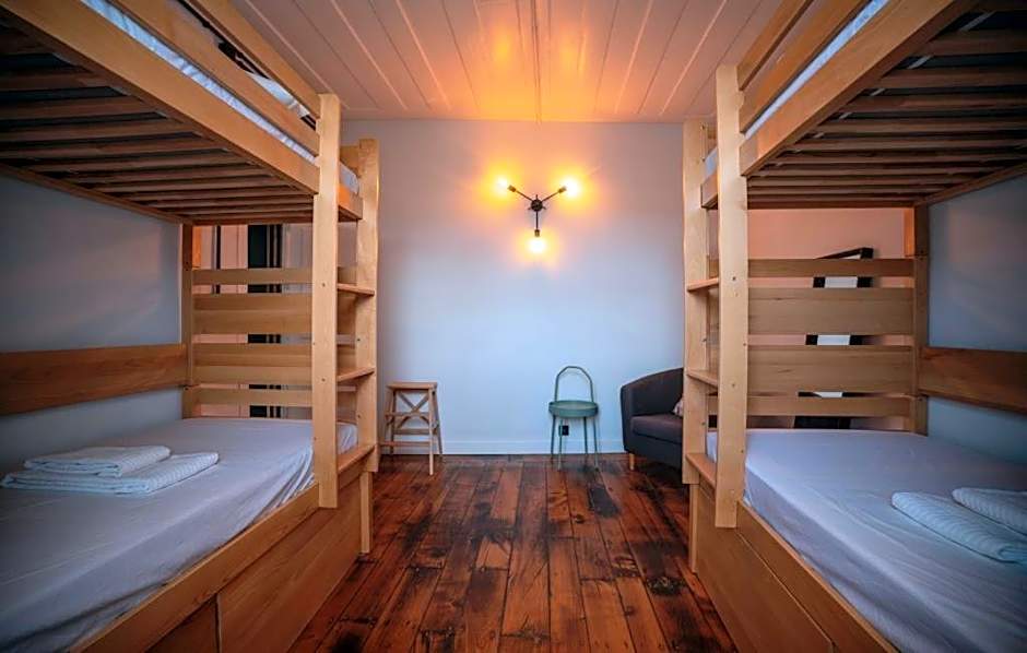 Inn Door 21 - Hostel & Suite