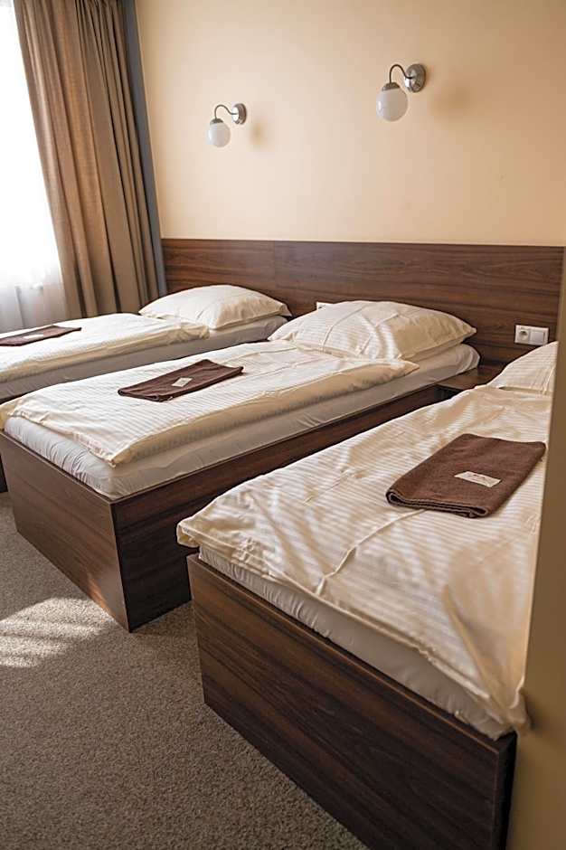 City Hotel B&B, reception 24 7, 800m od-from R1, free parking