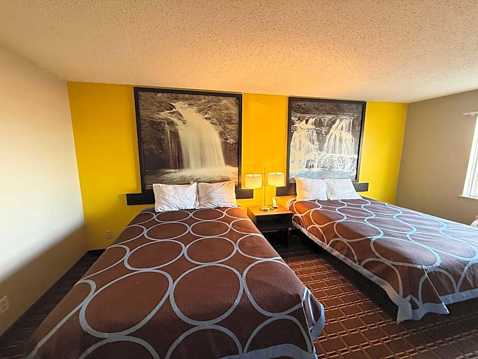 Super 8 by Wyndham Reedsburg