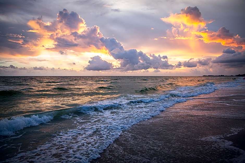 Absolute Anna Maria-Private Beach Access-Heated Pool-Water Views From Every Room