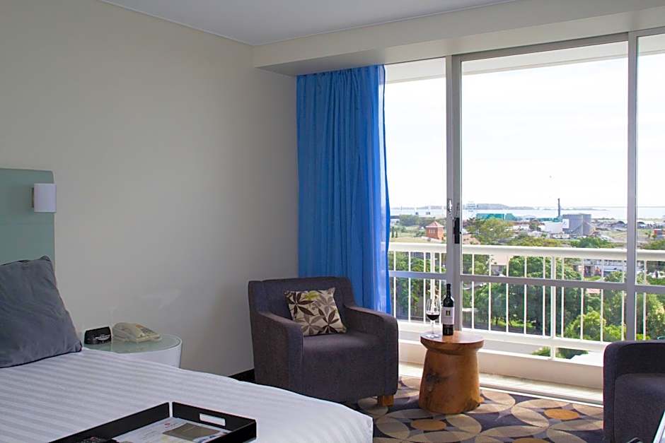 Rydges Gladstone Hotel