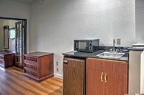 1 Queen Bed | Suite, Smoking, Sofa-Bed