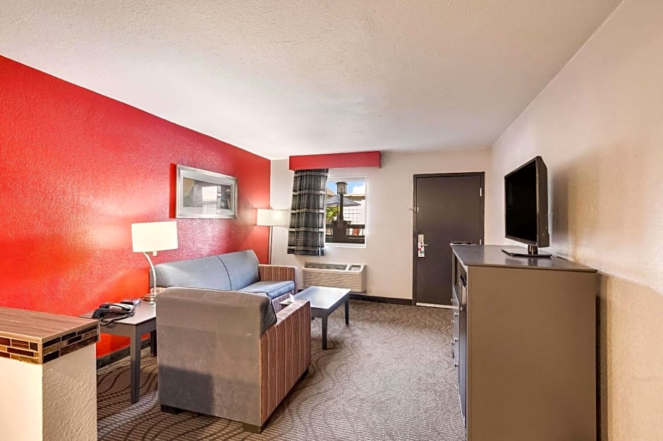 Clarion Inn & Suites Russellville I-40