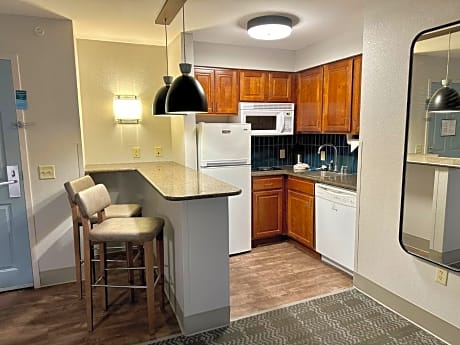 Double Room with Two Double Beds - Hearing Mobility Access with Tub - Non-Smoking