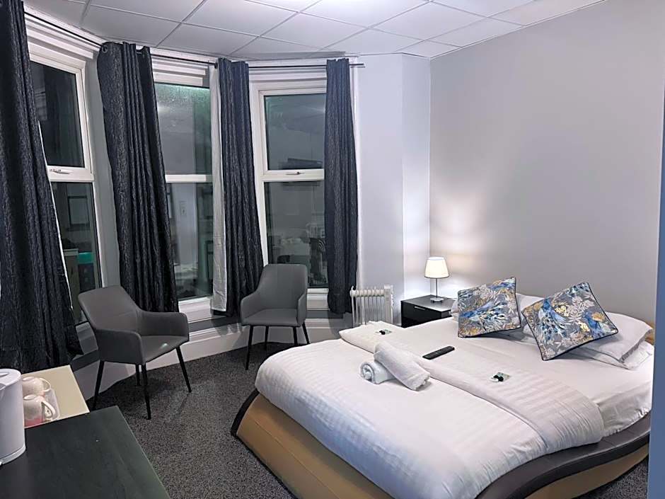 100 Pipers Hotel