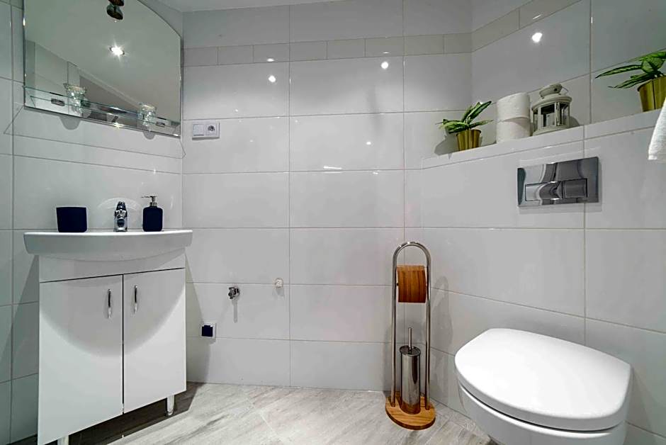 2 Nights Apartments - great location, right next to Main Rail and Bus Station, 10 min to Main Square by foot