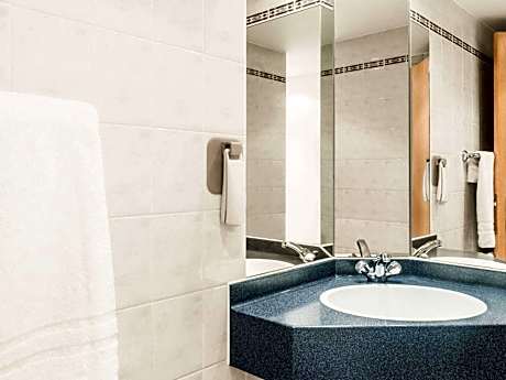 Double Room with Mobility Accessible Roll In Shower
