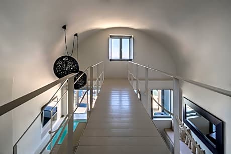 Royal Suite with Indoor or Outdoor Plunge Pool and Caldera View