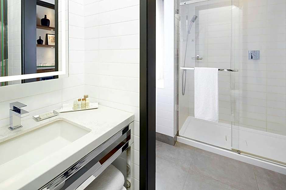 Photo 1 of 9 of 1 Bedroom 1 King Bed Suite, Whirlpool, City View