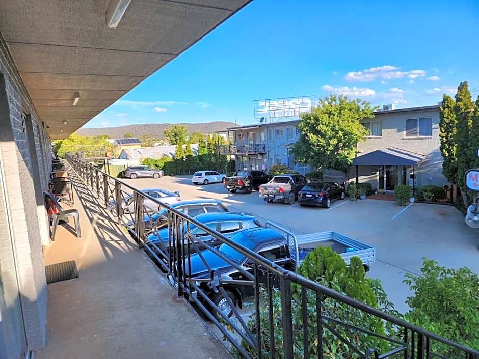 Crest Motor Inn