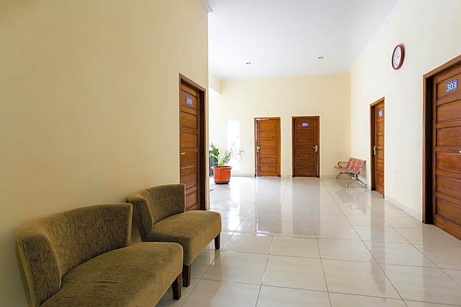 RedDoorz Syariah near Purwosari Train Station