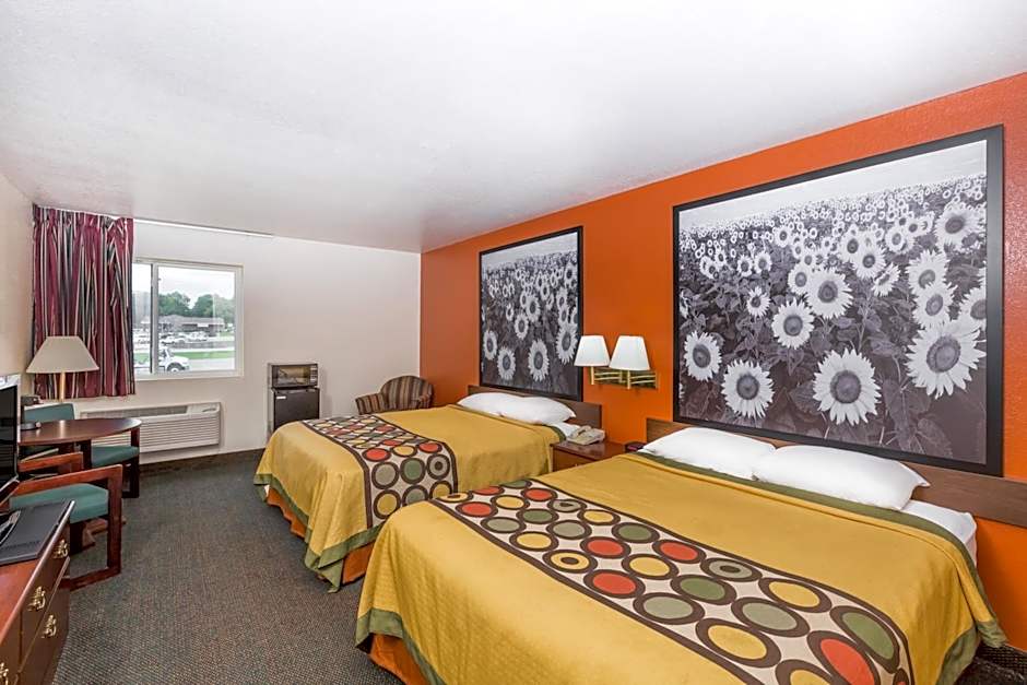 Super 8 by Wyndham Holton