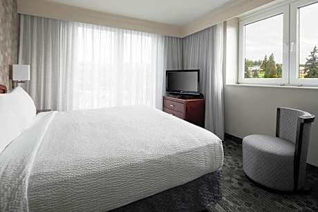 One-Bedroom King Suite with Sofa Bed and Adapted Tub - Mobility and Hearing Accessible