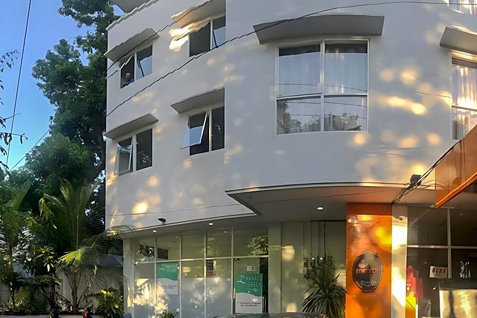 RedDoorz Hostel @ Manado Green Hostel