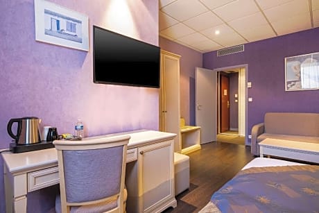 1 Double Bed, 2 Single Beds, Nonsmoking, Upgrade