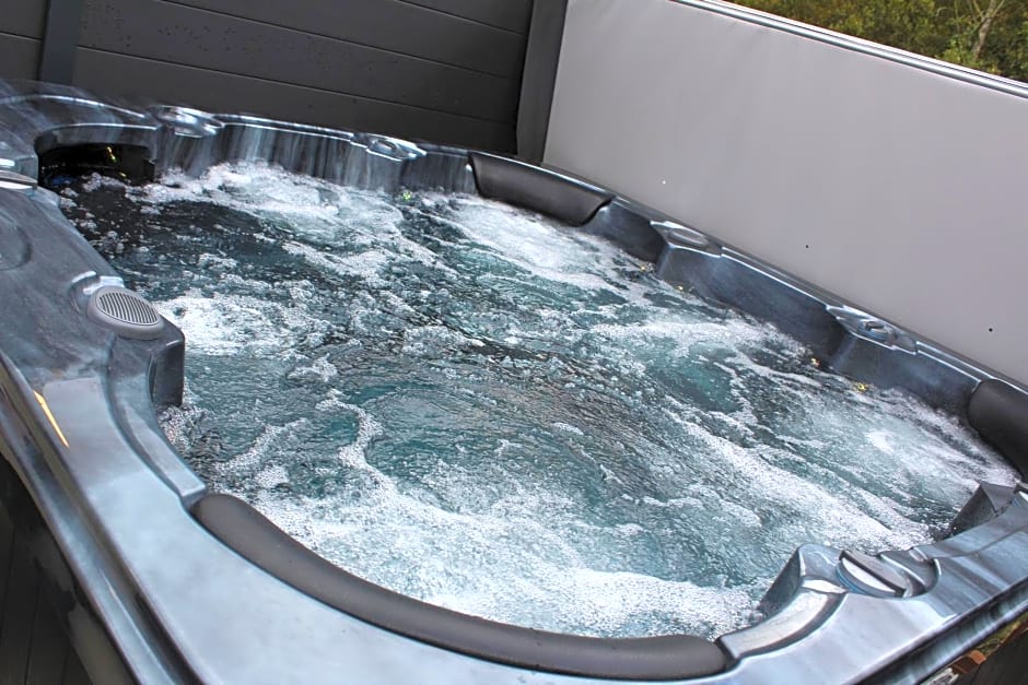 Moonlight Ridge -2 bedroom lodge with hot tub