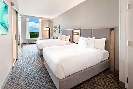 Queen Suite with Inland View and Roll-in Shower - Mobility Accessible